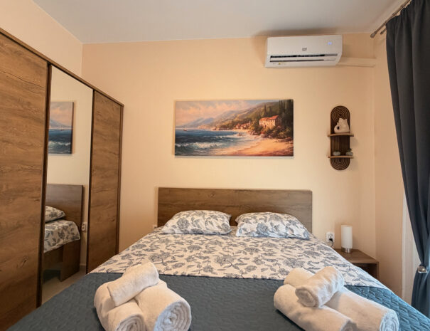 Удобно двойно легло и голям гардероб с огледало, Seaside Apartment