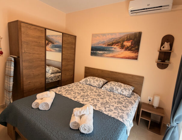 Уютна спалня с климатик и двойно легло с ортопедичен матрак, Seaside Apartment