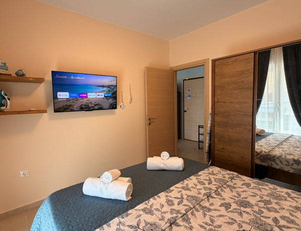Комфортна спалня с двойно легло и голям гардероб, Seaside Apartment