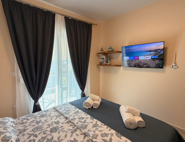Уютна спалня с телевизор, Seaside Apartment