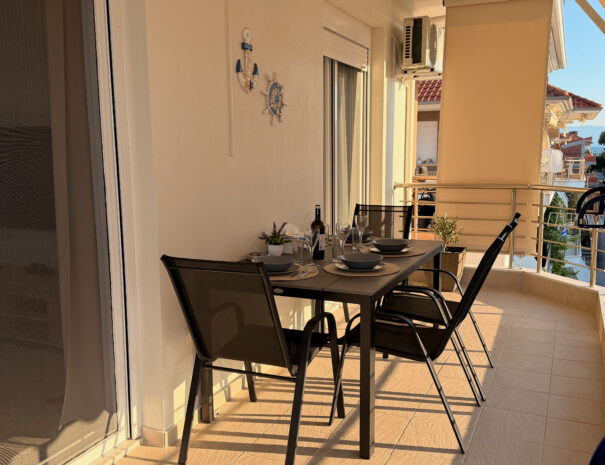 Просторна тераса с излаз от двете стаи и голяма електрическа тента, Seaside Apartment