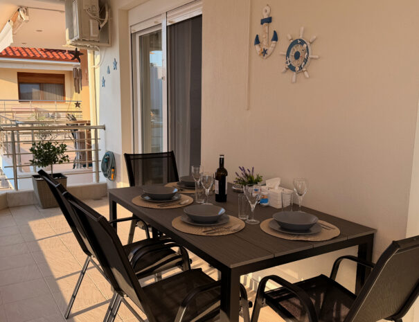 Голяма тераса с маса за 4 души, Seaside Apartment
