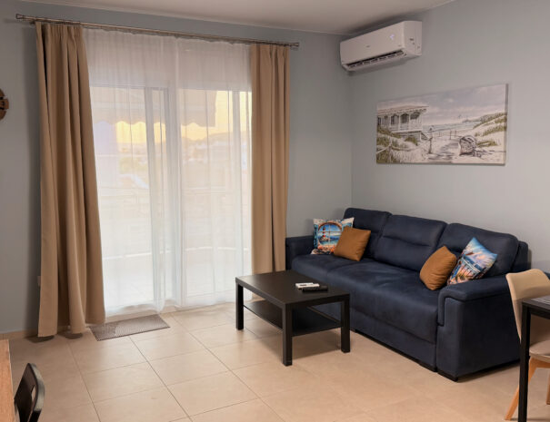 Просторна дневна с климатик и троен диван НАНИ, Seaside Apartment