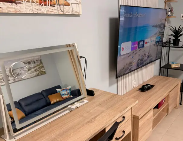 Тоалетка с голямо огледало с подсветка, Seaside Apartment