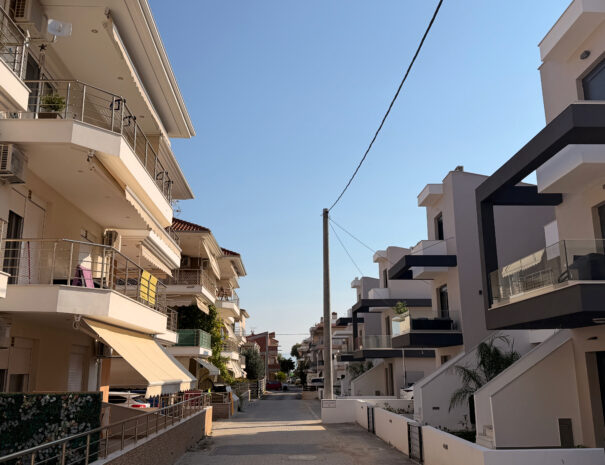 Улицата която води към морето, Seaside Apartment