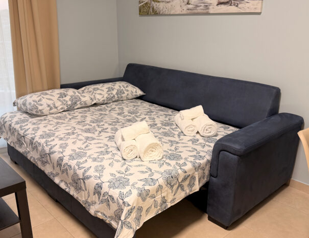 Удобен, голям, разтегателен диван НАНИ в дневната, Seaside Apartment