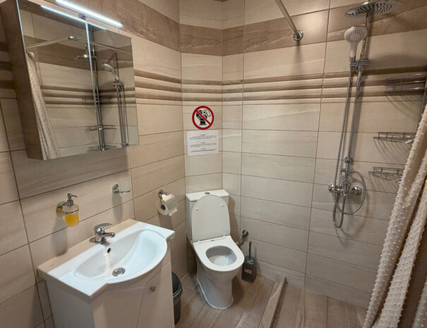 Комфортна баня с всички удобства и пералня машина, Seaside Apartment