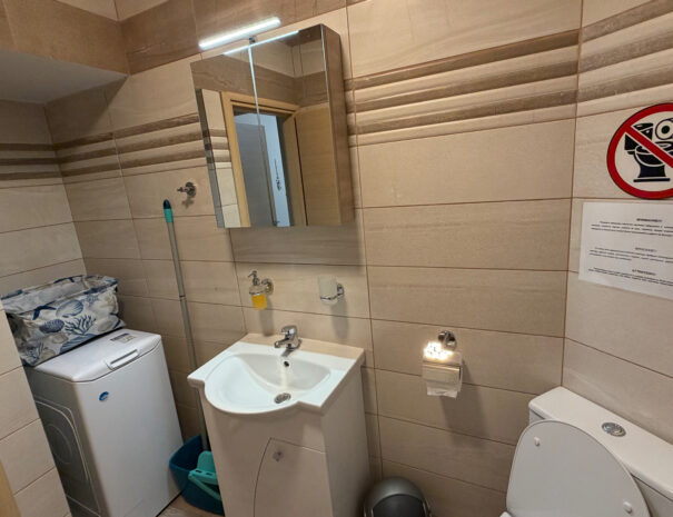Комфортна баня с всички удобства и пералня машина, Seaside Apartment